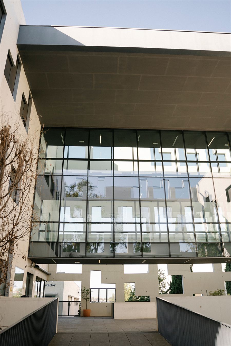 The green façade of the ICN2 building on the UAB campus